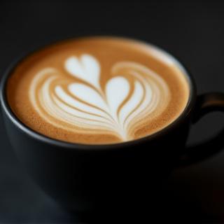 Flat White en taza de cerámica oscura